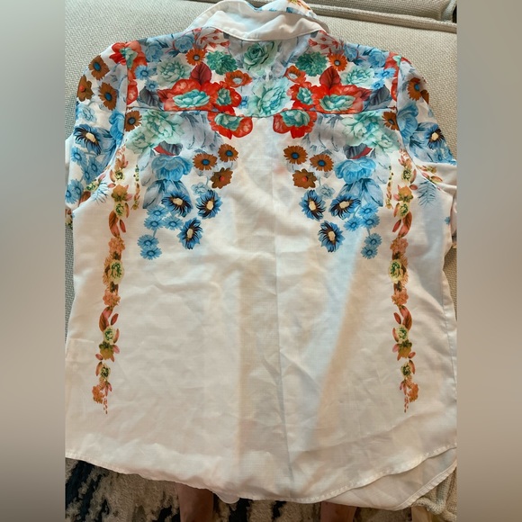 Beautiful Chiffon-like button down blouse- new!! Never worn! Puffy sleeves - Picture 6 of 9